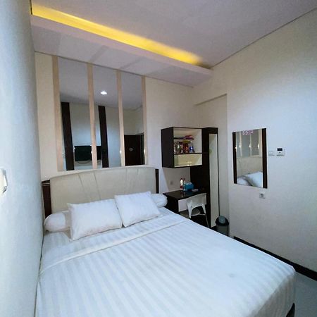 Dekost Madiun Hotel Exterior foto