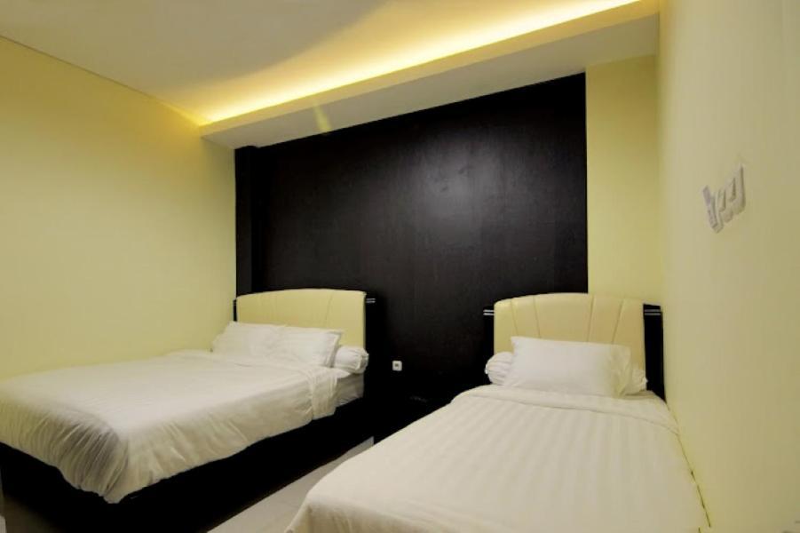 Dekost Madiun Hotel Exterior foto