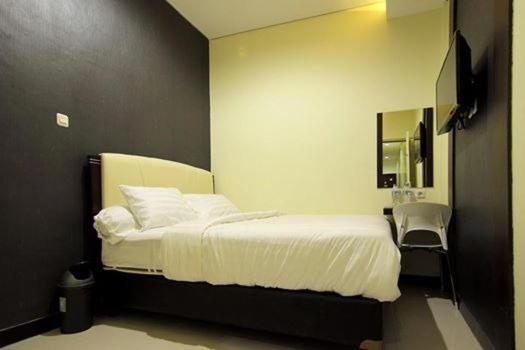 Dekost Madiun Hotel Exterior foto