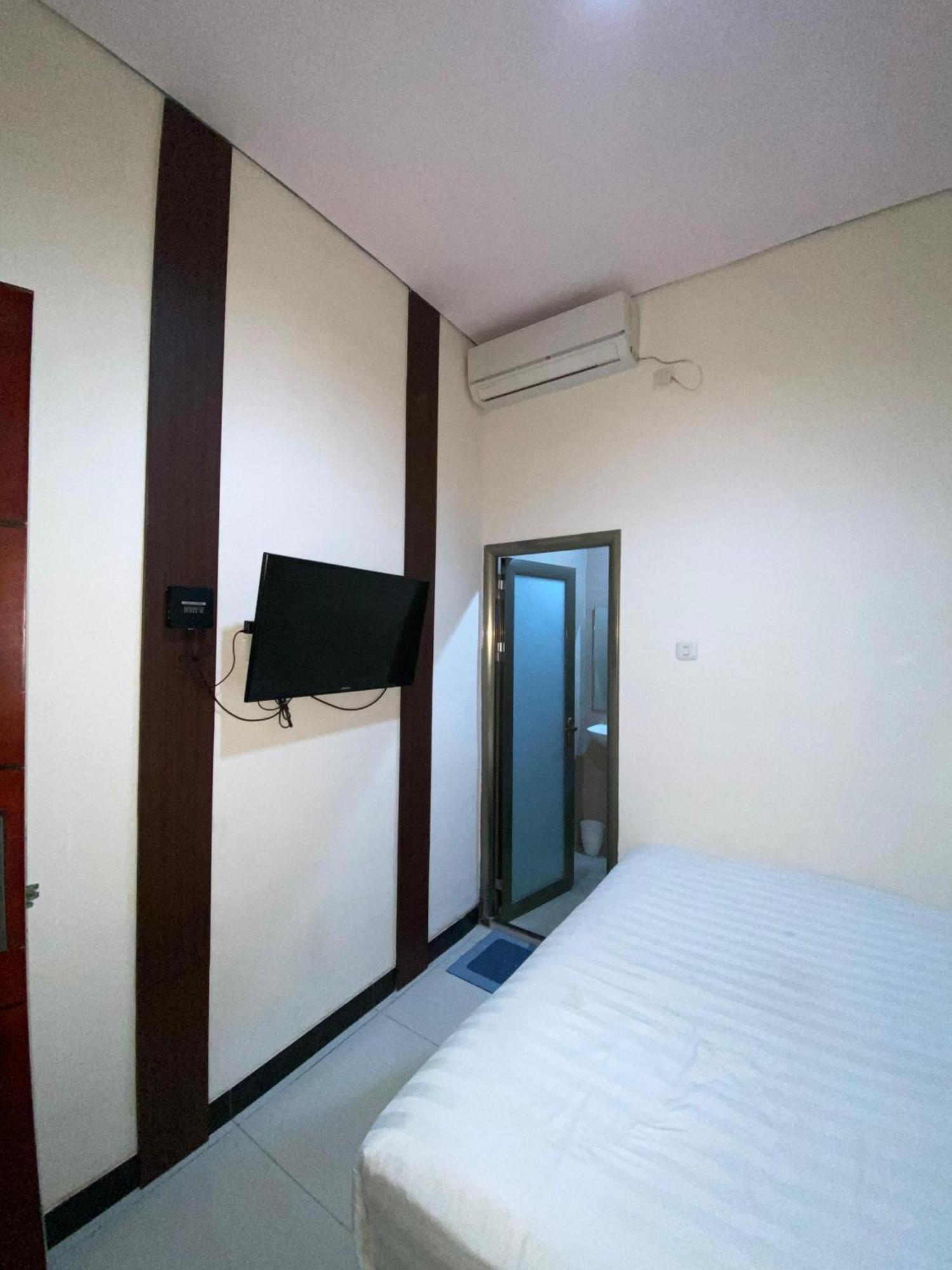 Dekost Madiun Hotel Exterior foto
