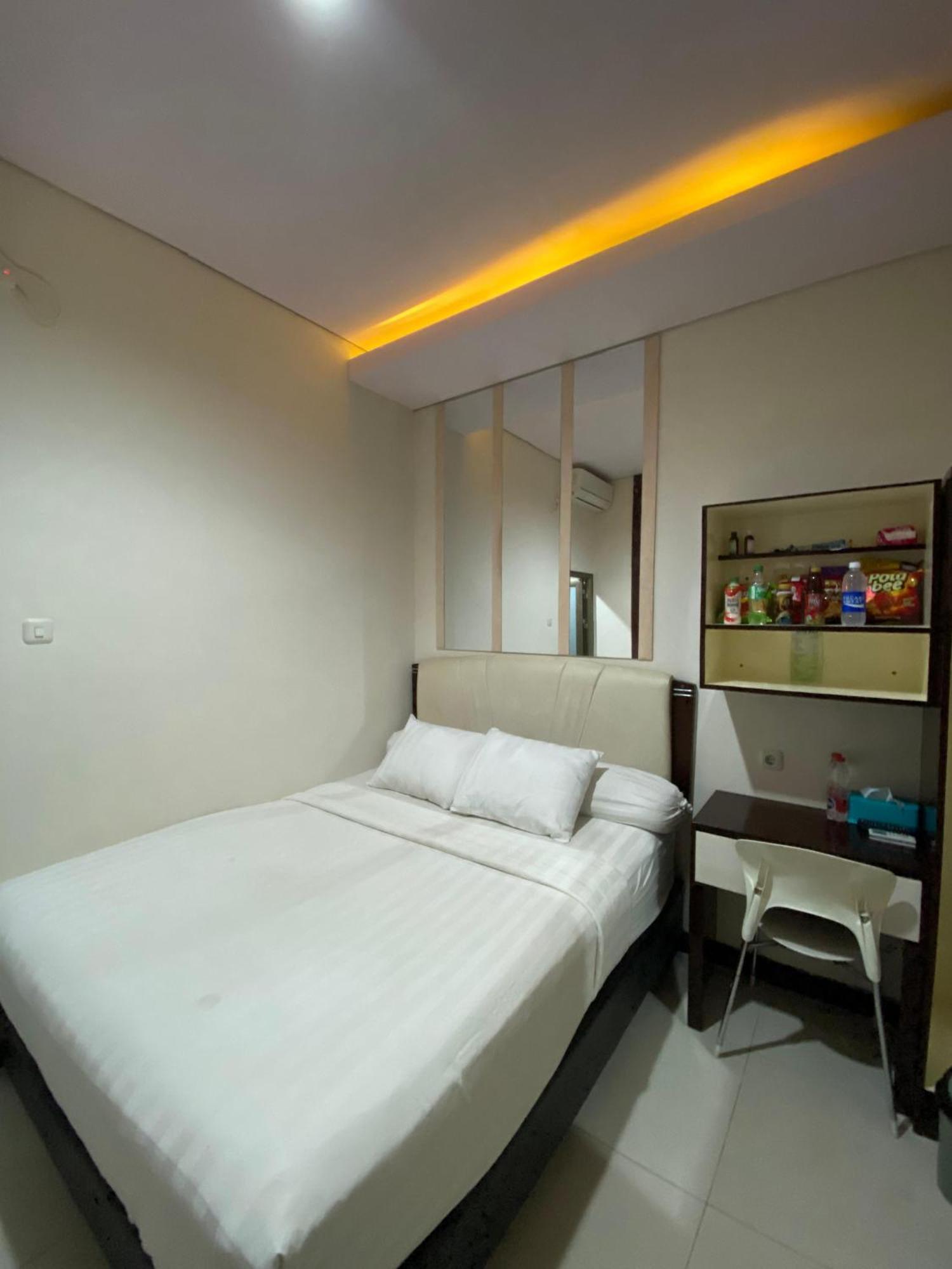 Dekost Madiun Hotel Exterior foto