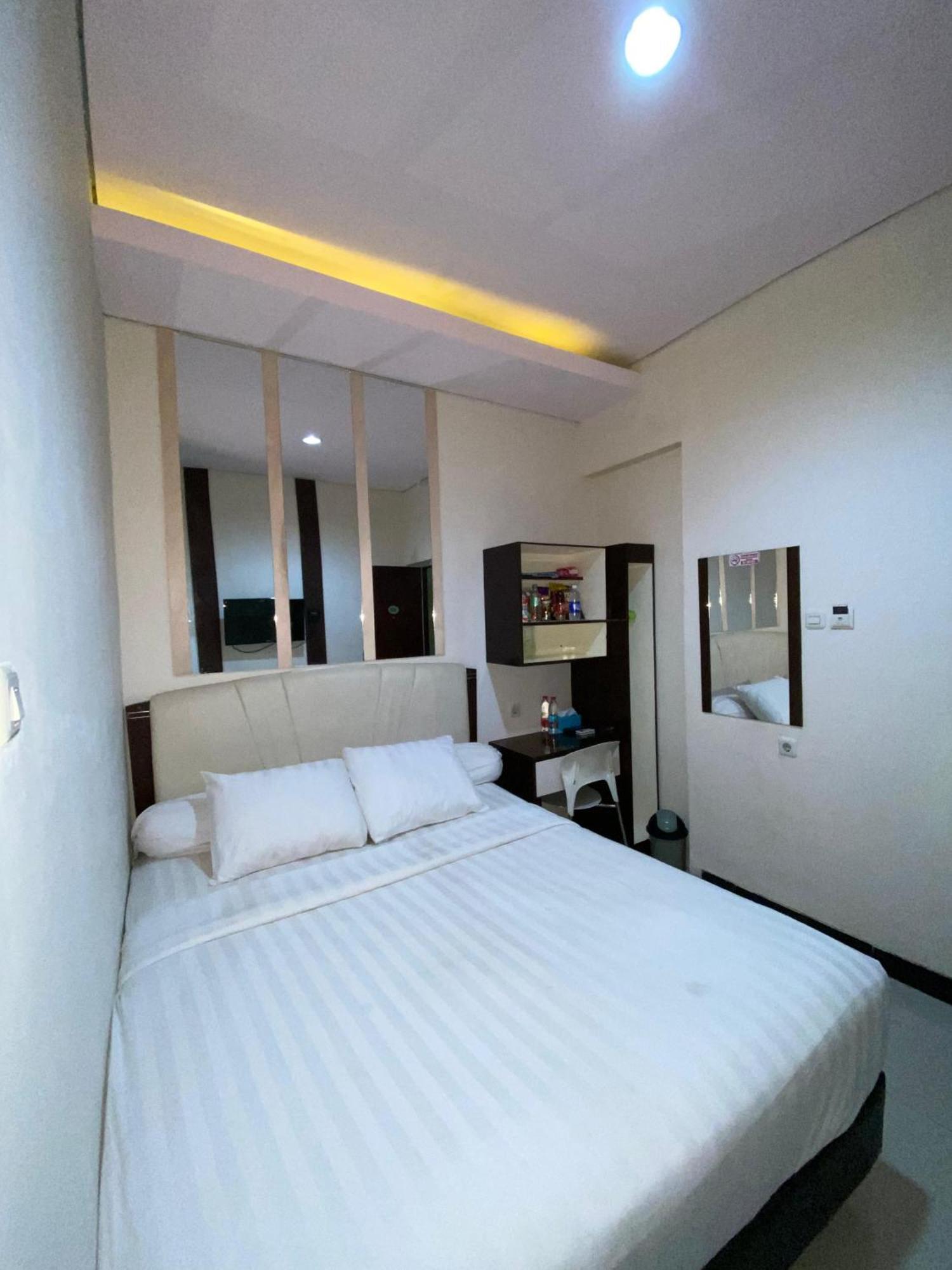 Dekost Madiun Hotel Exterior foto