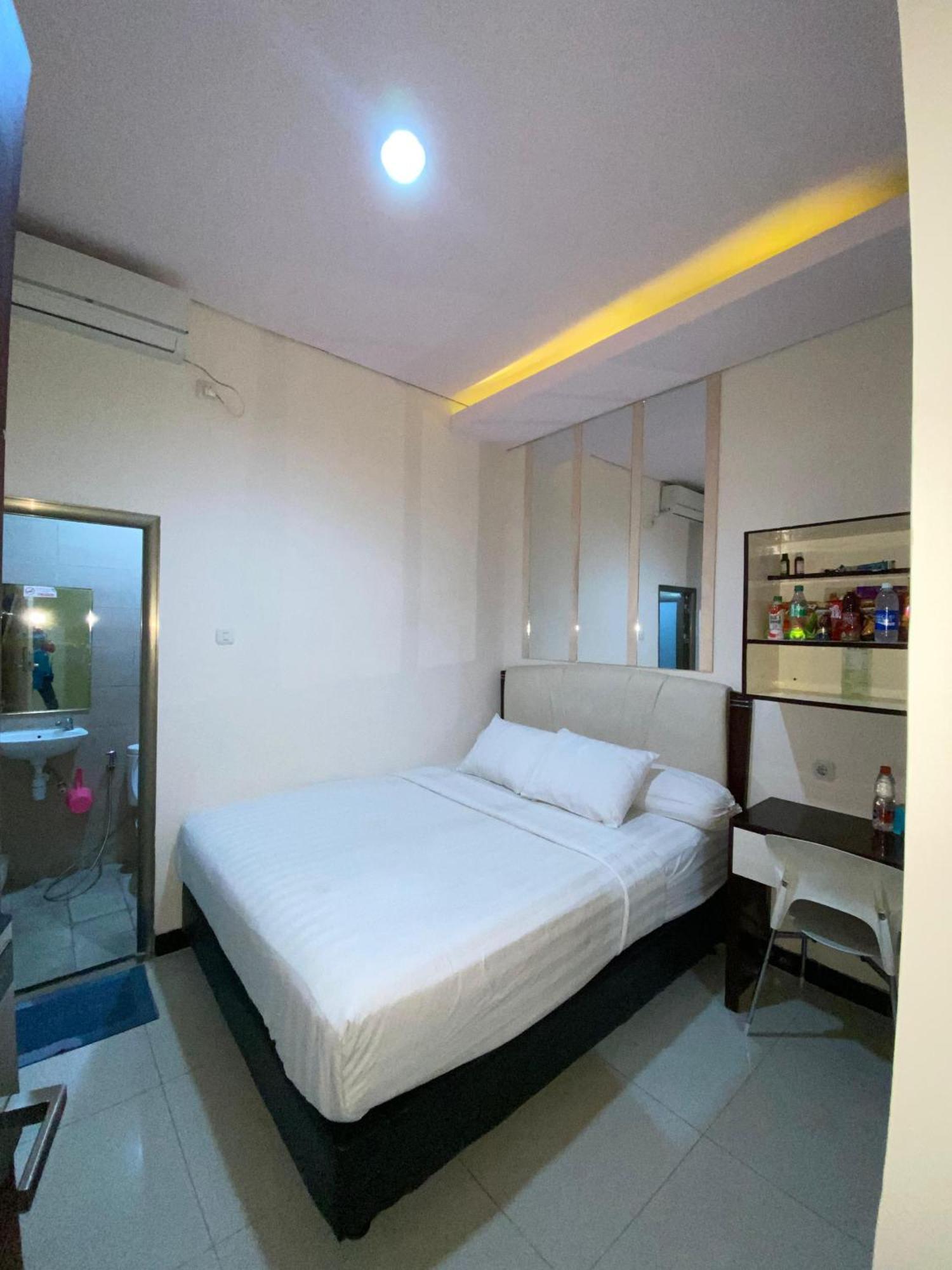Dekost Madiun Hotel Exterior foto